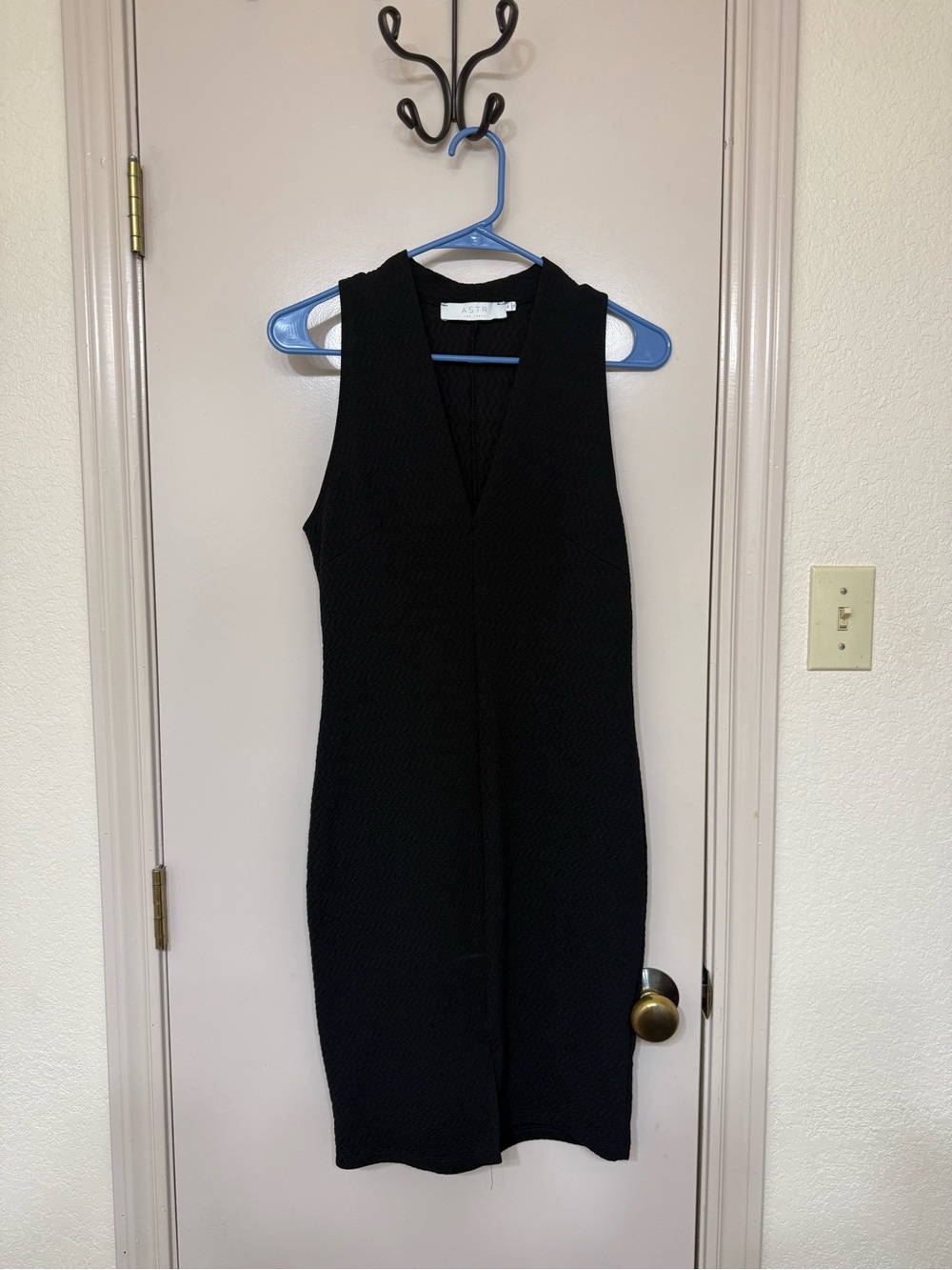 Astr Black Sleeveless V-Neck Midi Dress